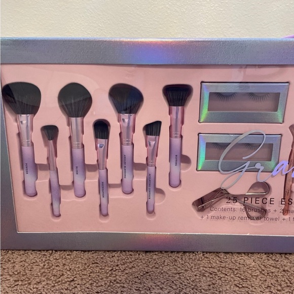 Lavender Makeup Brush Set - Picture 2 of 8